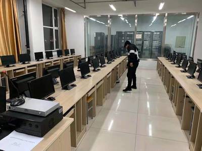 計算機學院學生黨員開展志愿服務活動，用專業技能服務師生